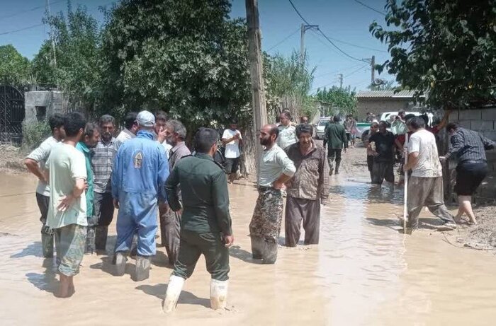 تخلیه آب ۱۵۰ خانه روستای سیل‌زده قورچای آزادشهر ادامه دارد+ فیلم