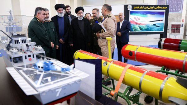 President Raisi tours Defense Ministry exhibition