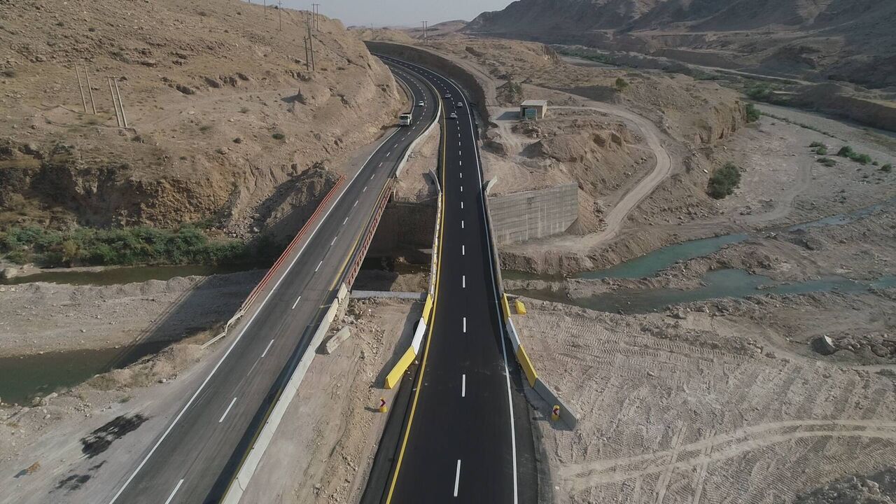 پل صلواتی در محور ایلام - مهران زیر بار ترافیک رفت