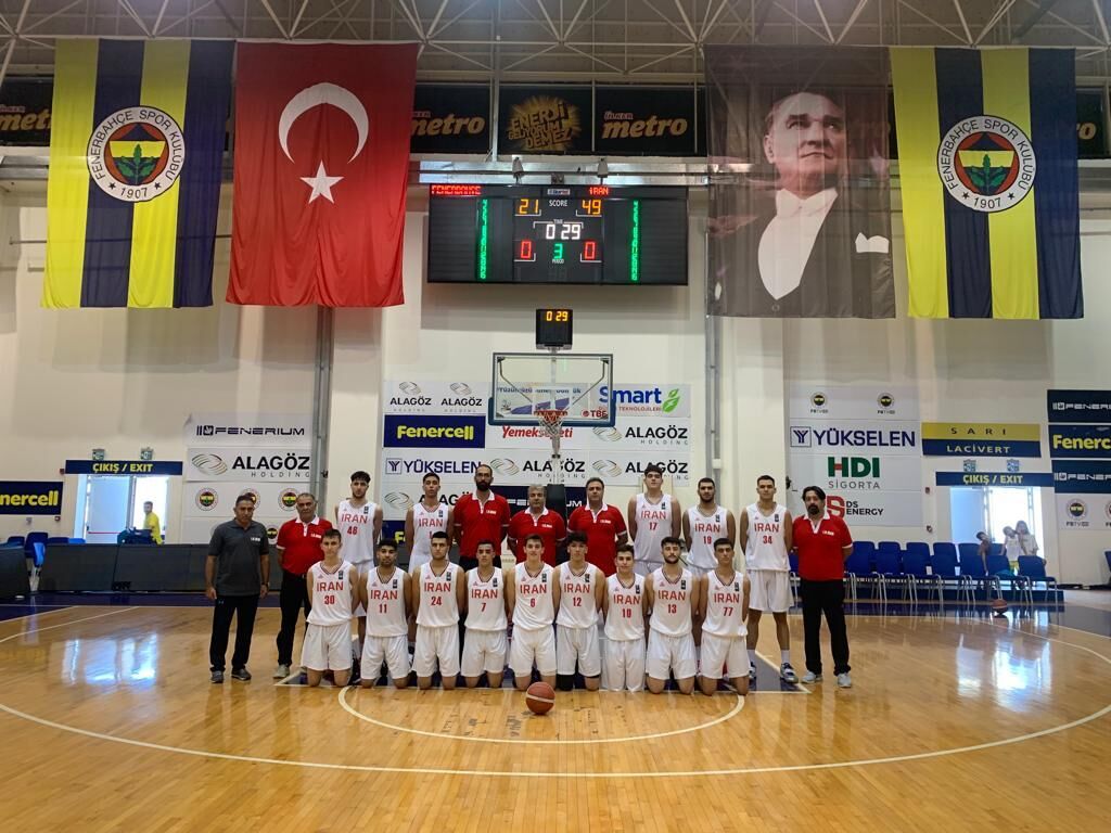 İranlı Genç Basketbolcuların Fenerbahçe Basketbol Takımına Karşı Üstünlüğü