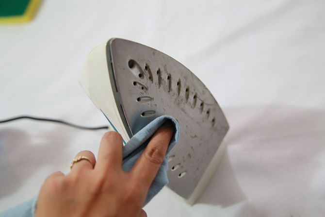 روشهای سریع و آسان برای تمیز کردن لکه کف اتو