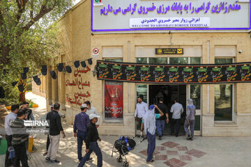 Pilgrims on way to Karbala from Iran Khosravi border