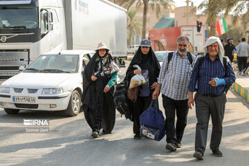 Pilgrims on way to Karbala from Iran Khosravi border