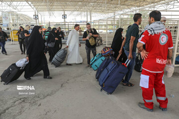 Pilgrims on way to Karbala from Iran Khosravi border