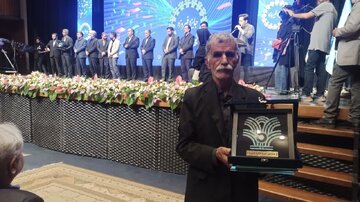 جایزه فیروزه در دستان کشاورز ۷۴ ساله قزوینی + فیلم