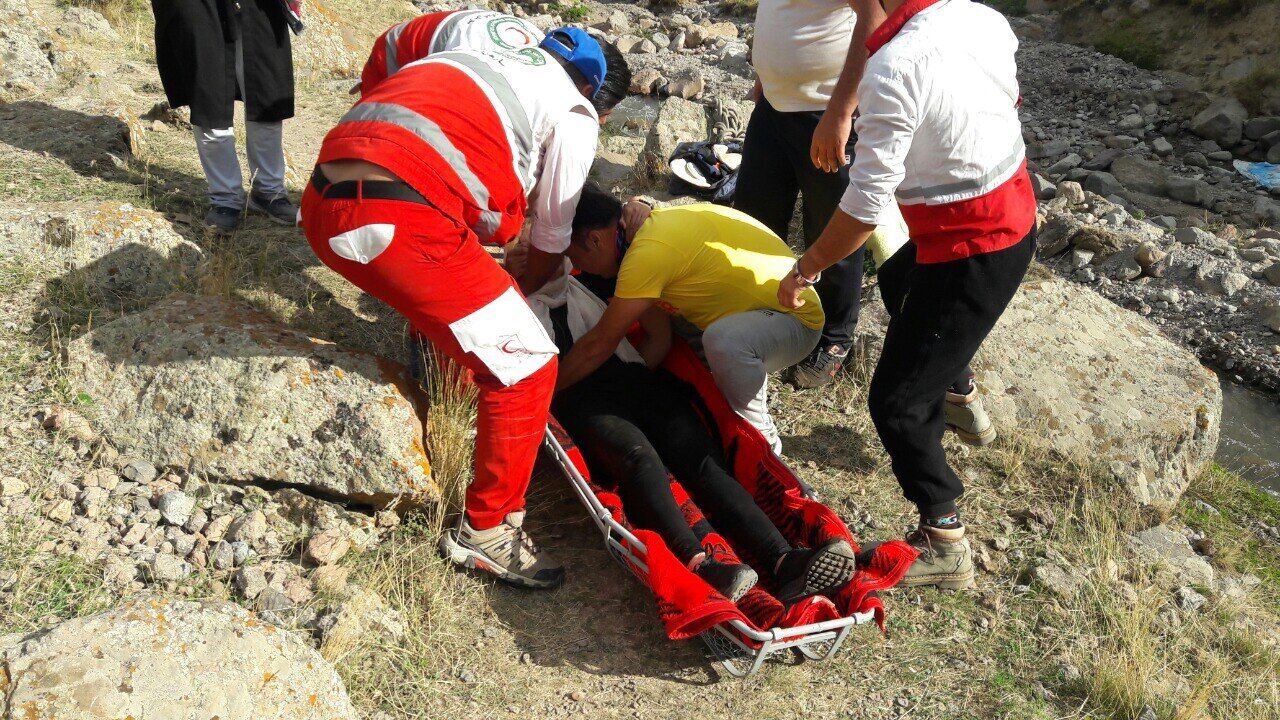 امدادگران هلال احمر کوهنورد ۷۲ ساله را در کوه‌های برفی شازند نجات دادند