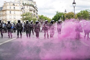 France : Le Convoi de l'eau à Paris bloqué par la police