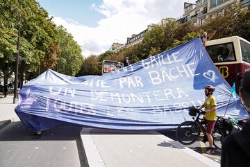 France : Le Convoi de l'eau à Paris bloqué par la police