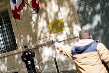 France : Le Convoi de l'eau à Paris bloqué par la police