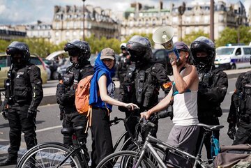 France : Le Convoi de l'eau à Paris bloqué par la police