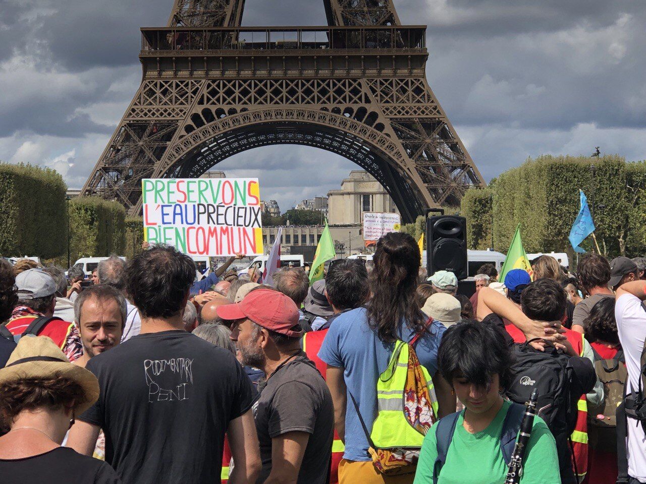 France : Le Convoi de l'eau à Paris bloqué par la Brav-M