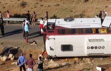 اتوبوس مسافربری در مسیر بم- زاهدان واژگون شد