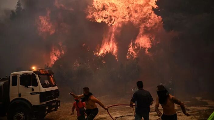 Yunanistan, Avrupa'nın en büyük yangınında alevler arasında kaldı