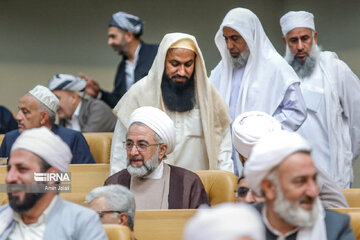 Iranian President meets with Sunni clerics, intellectuals
