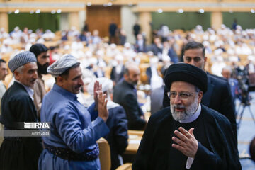 Iranian President meets with Sunni clerics, intellectuals
