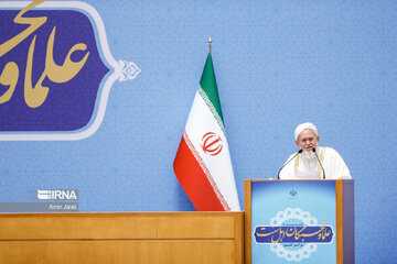 Iranian President meets with Sunni clerics, intellectuals
