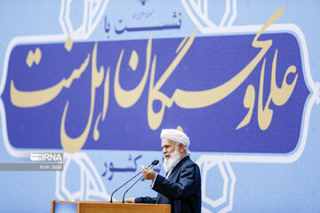 Iranian President meets with Sunni clerics, intellectuals
