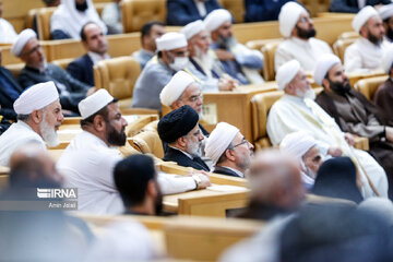 Iranian President meets with Sunni clerics, intellectuals
