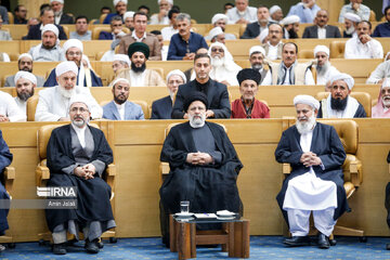 Iranian President meets with Sunni clerics, intellectuals
