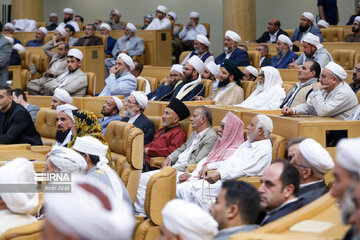 Iranian President meets with Sunni clerics, intellectuals
