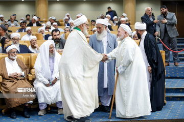 Iranian President meets with Sunni clerics, intellectuals
