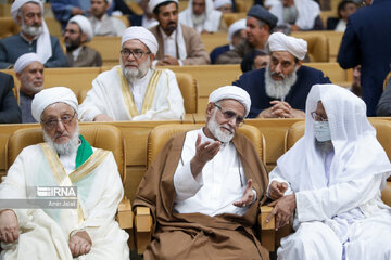 Iranian President meets with Sunni clerics, intellectuals
