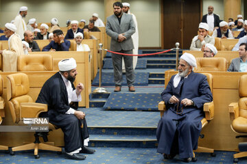 Iranian President meets with Sunni clerics, intellectuals
