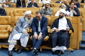 Iranian President meets with Sunni clerics, intellectuals
