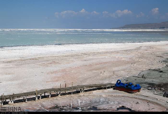 محیط زیست از مالچ پاشی در بستر دریاچه ارومیه جلوگیری کرد محیط زیست از مالچ پاشی در بستر دریاچه ارومیه جلوگیری کرد