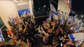 حمله معترضان به کنفرانس انتخاباتی حزب نتانیاهو + فیلم