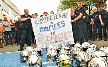 Hôpitaux en crise : les pompiers français mobilisés derrière les urgences
