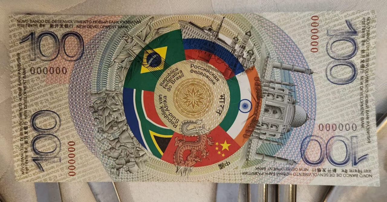 Rus Büyükelçisinin Sembolik Eylemi; BRICS Banknotu Görücüye Çıktı