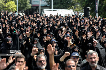 Tehraníes participan en caminata simbólica de Arbaín