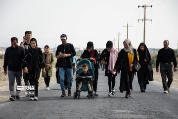 Tehraníes participan en caminata simbólica de Arbaín