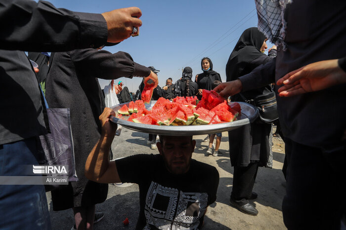 پیادهروی جاماندگان اربعین در پایتخت؛ زائران چه خدماتی دریافت میکنند