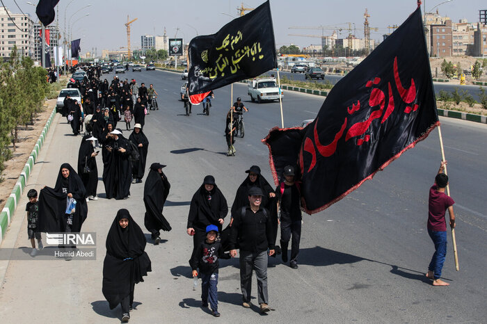 پیادهروی جاماندگان اربعین در پایتخت؛ زائران چه خدماتی دریافت میکنند