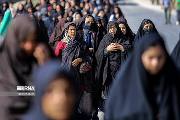 Pilgrims en route to northeast Iran to mourn for Imam Hussain