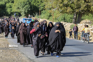 Pilgrims en route to northeast Iran to mourn for Imam Hussain