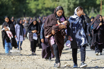 Pilgrims en route to northeast Iran to mourn for Imam Hussain
