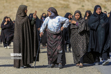 Pilgrims en route to northeast Iran to mourn for Imam Hussain