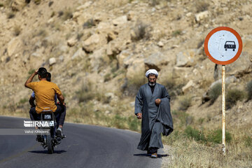 Pilgrims en route to northeast Iran to mourn for Imam Hussain