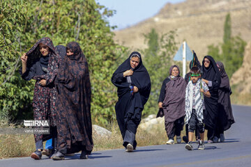 Pilgrims en route to northeast Iran to mourn for Imam Hussain