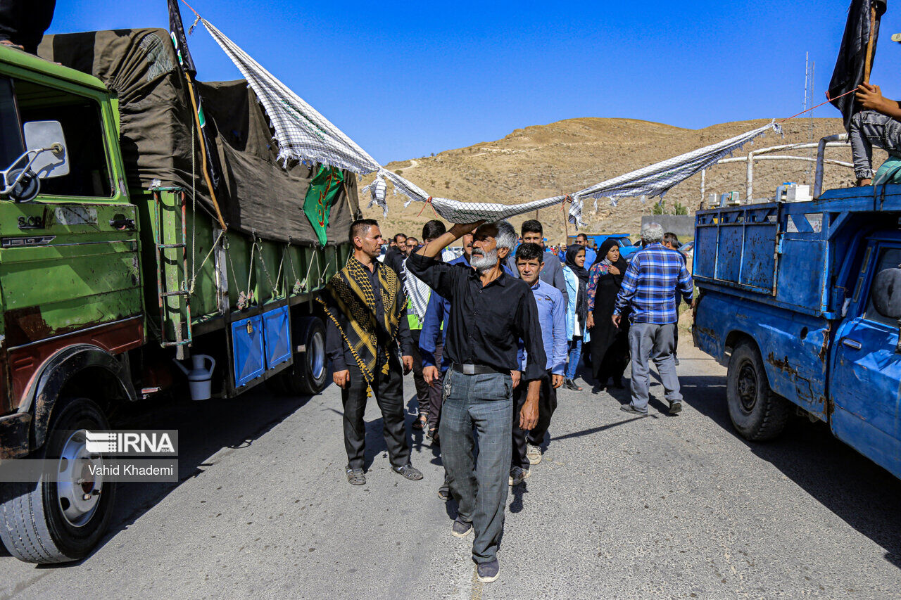 Pilgrims en route to northeast Iran to mourn for Imam Hussain