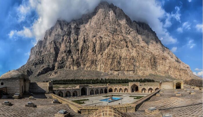 مجموعه تاریخی و کاروانسرای بیستون