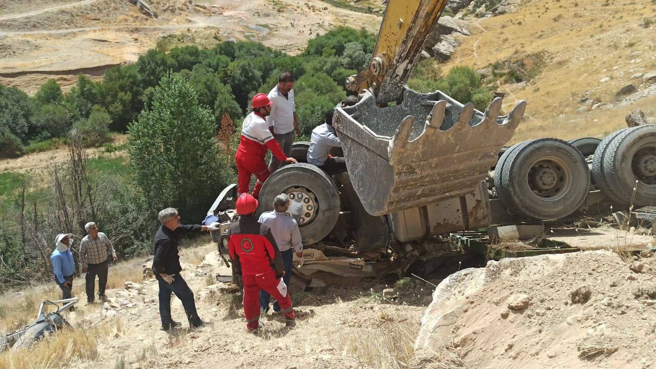 واژگونی تریلی ۱۸ چرخ در  شاهین‌دژ یک فوتی برجای گذاشت