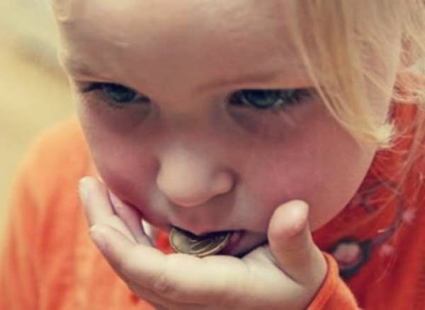 چرا بچه‌ها هر چیزی را به سمت دهانشان می‌برند؟
