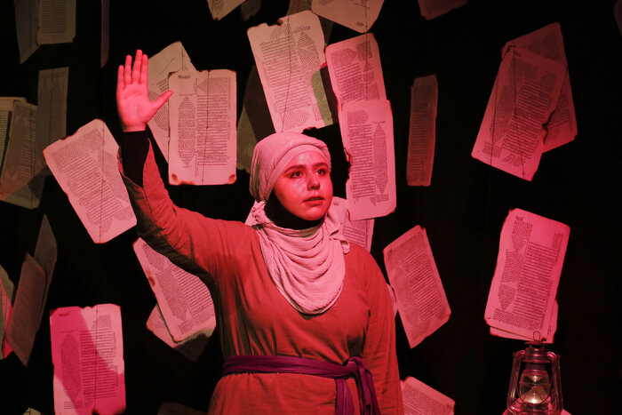 نمایش «در سایه سار سوگ سکوت» در قم به روی صحنه رفت