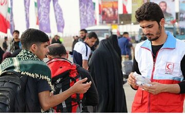 ۱۳۰ داوطلب هلال احمر آذربایجان‌غربی به زوار امام رضا (ع) خدمت‌رسانی می‌کنند