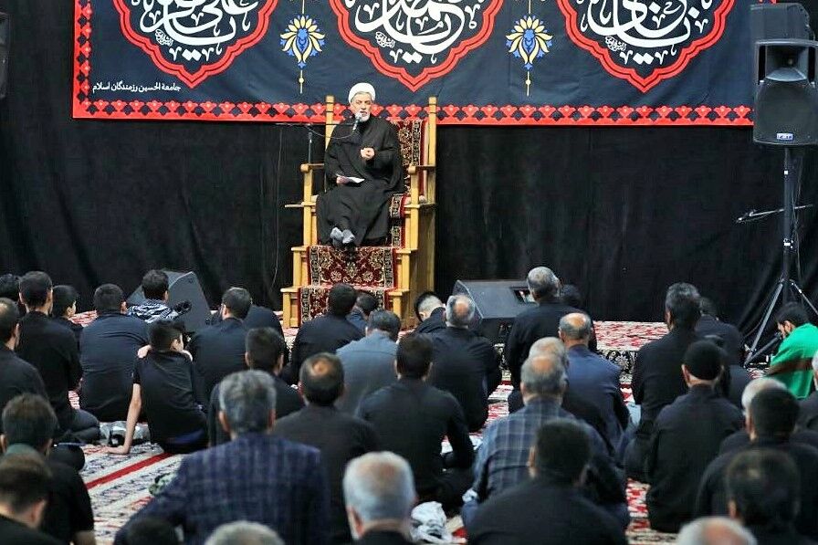 مراسم العزاء في مشهد تقام بحضور رئيس مجلس الشورى الاسلامي