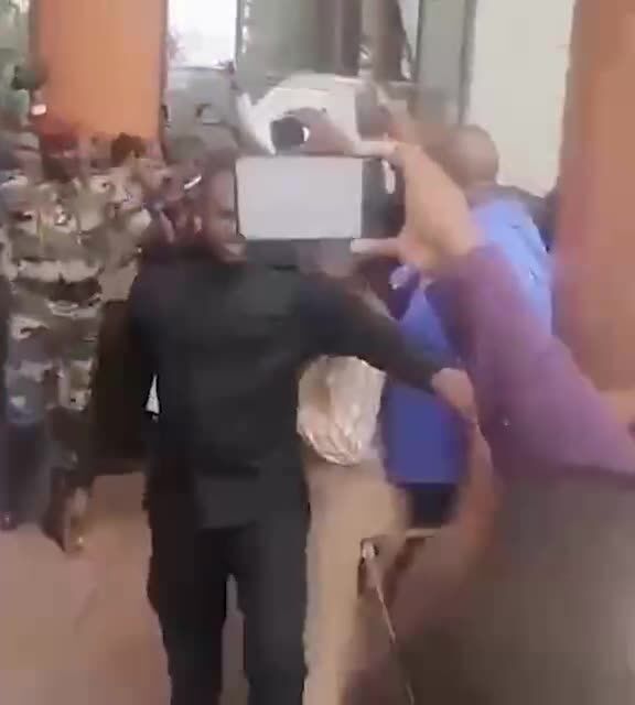 El embajador francés fue expulsado desde Níger en medio de una ola de odio